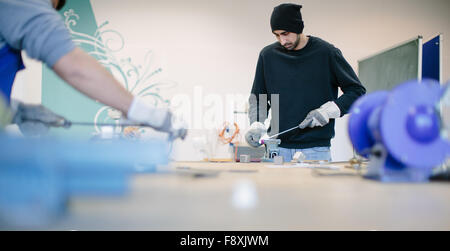 Dresden, Germania. Decimo Dec, 2015. Rifugiato indiano Singh Satwinder file di pezzi di metallo al Fortbildungsakademie der Wirtschaft training academy di Dresda, in Germania, 10 dicembre 2015. L'Accademia dispone attualmente di due rifugiati sul lavoro, prove per valutare le loro competenze. Foto: OLIVER KILLIG/DPA/Alamy Live News Foto Stock