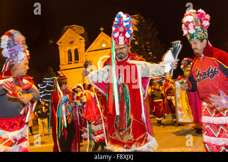 Santa Fe, New Mexico, negli Stati Uniti. 11 dicembre, 2015. Fedeli cattolici vestito come guerrieri Matachin condurre una processione dalla Cattedrale Basilica di San Francesco di Assisi per celebrare la nostra Signora di Guadalupe Dicembre 11, 2015 a Santa Fe, New Mexico. Guadalupanos come i devoti sono noti, celebrare le apparizioni della Vergine Maria a un contadino azteco al Tepeyac, Messico nel 1531. Foto Stock