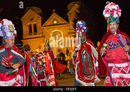 Santa Fe, New Mexico, negli Stati Uniti. 11 dicembre, 2015. Fedeli cattolici vestito come guerrieri Matachin condurre una processione dalla Cattedrale Basilica di San Francesco di Assisi per celebrare la nostra Signora di Guadalupe Dicembre 11, 2015 a Santa Fe, New Mexico. Guadalupanos come i devoti sono noti, celebrare le apparizioni della Vergine Maria a un contadino azteco al Tepeyac, Messico nel 1531. Foto Stock