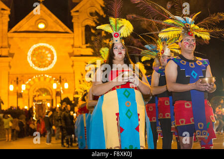 Santa Fe, New Mexico, negli Stati Uniti. 11 dicembre, 2015. Fedeli cattolici vestito come Aztec warriors condurre una processione dalla Cattedrale Basilica di San Francesco di Assisi per celebrare la nostra Signora di Guadalupe Dicembre 11, 2015 a Santa Fe, New Mexico. Guadalupanos come i devoti sono noti, celebrare le apparizioni della Vergine Maria a un contadino azteco al Tepeyac, Messico nel 1531. Foto Stock