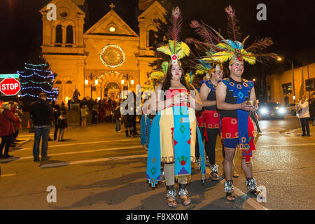 Santa Fe, New Mexico, negli Stati Uniti. 11 dicembre, 2015. Fedeli cattolici vestito come Aztec warriors condurre una processione dalla Cattedrale Basilica di San Francesco di Assisi per celebrare la nostra Signora di Guadalupe Dicembre 11, 2015 a Santa Fe, New Mexico. Guadalupanos come i devoti sono noti, celebrare le apparizioni della Vergine Maria a un contadino azteco al Tepeyac, Messico nel 1531. Foto Stock