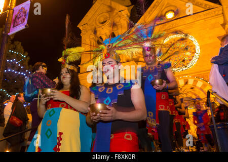 Santa Fe, New Mexico, negli Stati Uniti. 11 dicembre, 2015. Fedeli cattolici vestito come Aztec warriors condurre una processione dalla Cattedrale Basilica di San Francesco di Assisi per celebrare la nostra Signora di Guadalupe Dicembre 11, 2015 a Santa Fe, New Mexico. Guadalupanos come i devoti sono noti, celebrare le apparizioni della Vergine Maria a un contadino azteco al Tepeyac, Messico nel 1531. Foto Stock