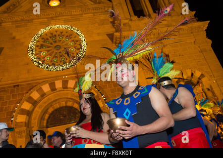 Santa Fe, New Mexico, negli Stati Uniti. 11 dicembre, 2015. Fedeli cattolici vestito come Aztec warriors condurre una processione dalla Cattedrale Basilica di San Francesco di Assisi per celebrare la nostra Signora di Guadalupe Dicembre 11, 2015 a Santa Fe, New Mexico. Guadalupanos come i devoti sono noti, celebrare le apparizioni della Vergine Maria a un contadino azteco al Tepeyac, Messico nel 1531. Foto Stock