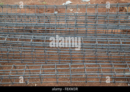 Asta in acciaio per poli costruzione al sito in costruzione Foto Stock