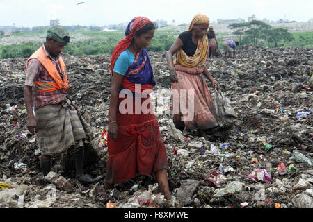 Maschio e femmina raccoglitori di rifiuti pick non- rifiuti biodegradabili per essere utilizzato per l'industria del riciclaggio dei rifiuti di cantiere Dump. Foto Stock