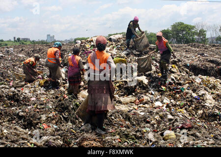 Maschio e femmina raccoglitori di rifiuti pick non- rifiuti biodegradabili per essere utilizzato per l'industria del riciclaggio dei rifiuti di cantiere Dump. Foto Stock