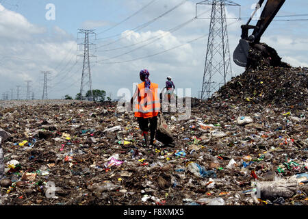 Maschio e femmina raccoglitori di rifiuti pick non- rifiuti biodegradabili per essere utilizzato per l'industria del riciclaggio dei rifiuti di cantiere Dump. Foto Stock