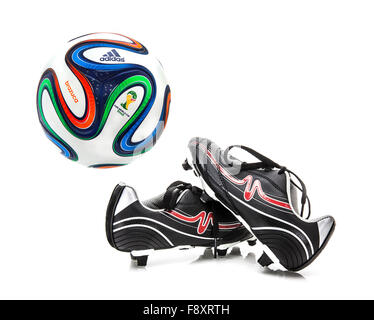 Adidas Brazuca di Coppa del Mondo di Calcio 2014, Gazzetta match ball per la Coppa del Mondo 2014 con scarpe da calcio su sfondo bianco Foto Stock