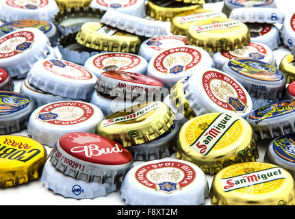 Pila di usato i tappi di bottiglia da un assortimento di birre Foto Stock