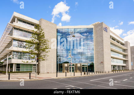 La facciata dell'edificio Citibank lungo la Custom House chiave, Dublino, Irlanda Foto Stock