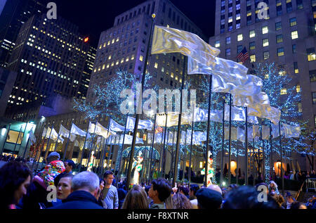 New York, Stati Uniti d'America. Undicesimo Dec, 2015. Le persone si godono la vacanza le luci sulla Fifth Avenue, New York, Stati Uniti, a Dic. 11, 2015. Luci delle Vacanze sono buoni attrazioni a midtown Manhattan durante la stagione di Natale. Credito: Wang Lei/Xinhua/Alamy Live News Foto Stock