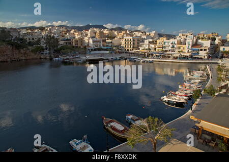 Il lago di Voulismeni nel centro di Aghios Nikolaos, Creta, Grecia. Foto Stock