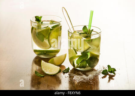 Cold cocktail mojito su un tavolo rustico vicino. Foto Stock