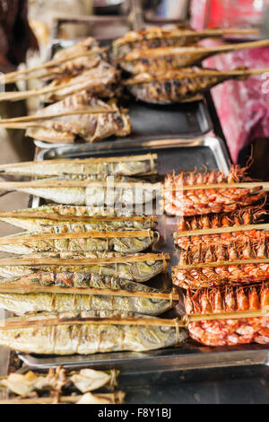 Asian grigliate miste alla brace piatti di pesce nel mercato kep Cambogia Foto Stock