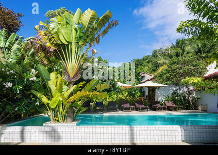 Tropical Resort piscina giardino in kep Cambogia Foto Stock