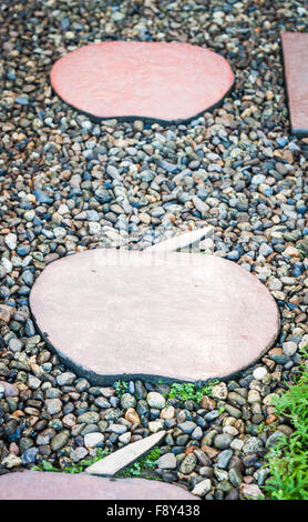 Percorso a piedi in giardino arredato con monconi e pietra, stock photo Foto Stock