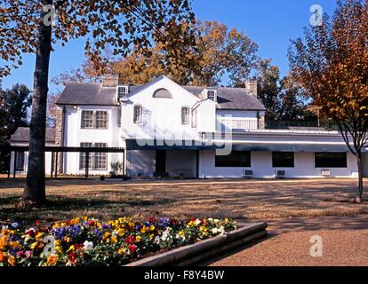 Vista posteriore di Graceland, la casa di Elvis Presley, durante l'autunno, Memphis, Tennessee, Stati Uniti d'America. Foto Stock