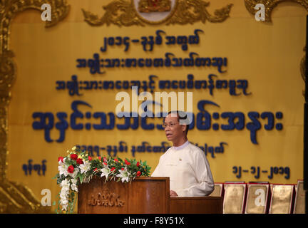 (151212) -- YANGON, Dic 12, 2015 (Xinhua) -- Myanmar Vice Presidente Dott. Sai Mauk Kham offre un intervento durante il Premio Letterario Nazionale Cerimonia al Teatro Nazionale di Yangon, Myanmar, Dic 12, 2015. Complessivamente 18 letterati nazionale ha vinto premi letterari (NLA) per 2014 in Myanmar, il Premio Letterario Nazionale comitato di controllo ha annunciato il Sabato. (Xinhua/U Aung) Foto Stock