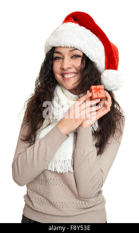 Bella giovane donna ritratto in santa helper hat con confezioni regalo che posano su bianco Foto Stock