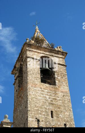 Vista della Chiesa Parrocchiale (Iglesia Parroquial Davino Salvador) campanile, Vejer de la Frontera, Costa de la Luz, Spagna. Foto Stock