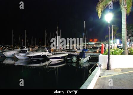 Barche di lusso ormeggiate nella Marina di notte, Puerto Banus a Marbella, Costa del Sol, provincia di Malaga, Andalusia, Spagna, Europa. Foto Stock