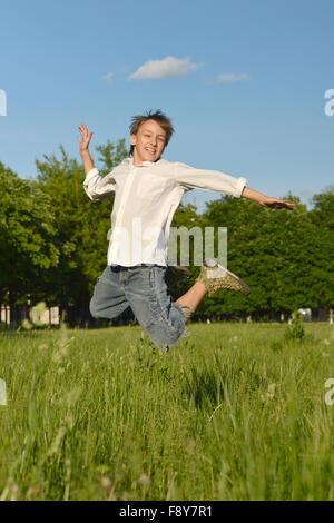 Felice ragazzo nel parco Foto Stock