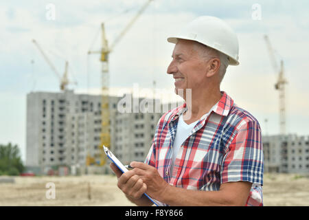 Senior in uomo in costruzione Foto Stock