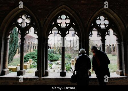 Colmar, Francia. Decimo Dec, 2015. I visitatori di passeggiata attraverso il cortile del Museo Unterlinden a Colmar, Francia, 10 dicembre 2015. Museo Unterlinden è stata chiusa dal 2012 per un esteso lavoro di rinnovo. Foto: Mathieu Cugnot/dpa/Alamy Live News Foto Stock