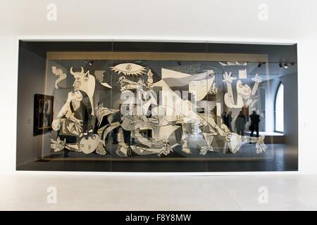 Colmar, Francia. Decimo Dec, 2015. Pablo Picasso del dipinto 'Guernica' è in esposizione al museo Unterlinden a Colmar, Francia, 10 dicembre 2015. Museo Unterlinden è stata chiusa dal 2012 per un esteso lavoro di rinnovo. Foto: Mathieu Cugnot/dpa/Alamy Live News Foto Stock