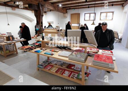 Colmar, Francia. Decimo Dec, 2015. Visitatori passeggiata attraverso il nuovo museo shop al museo Unterlinden a Colmar, Francia, 10 dicembre 2015. Museo Unterlinden è stata chiusa dal 2012 per un esteso lavoro di rinnovo. Foto: Mathieu Cugnot/dpa/Alamy Live News Foto Stock