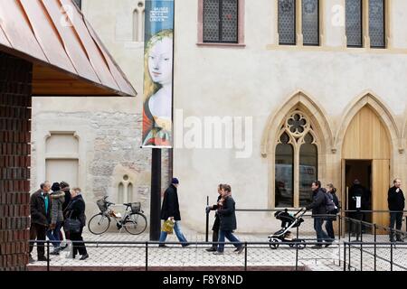 Colmar, Francia. Decimo Dec, 2015. I visitatori a piedi passato l'aera di ingresso del Museo Unterlinden a Colmar, Francia, 10 dicembre 2015. Museo Unterlinden è stata chiusa dal 2012 per un esteso lavoro di rinnovo. Foto: Mathieu Cugnot/dpa/Alamy Live News Foto Stock