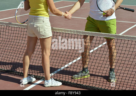 I giocatori di tennis stringono le mani Foto Stock