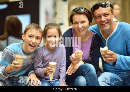 Famiglia mangiare gelati Foto Stock