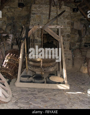 EIRE; CO. KERRY. GLENBEIGH. Fabbro nel soffietto ricostruito operaio'S COTTAGE DI BOG VILLAGE. EIR 66 Foto Stock