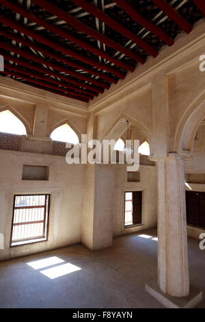 Una camera di Beit Sheikh Isa bin Ali house, mostrando tradizionale architettura araba e il soffitto della palma, sul Bahrain Madreperlante Trail, Muharraq, Bahrain Foto Stock