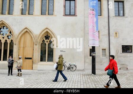 Colmar, Francia. Decimo Dec, 2015. I visitatori a piedi passato l'aera di ingresso del Museo Unterlinden a Colmar, Francia, 10 dicembre 2015. Museo Unterlinden è stata chiusa dal 2012 per un esteso lavoro di rinnovo. Foto: Mathieu Cugnot/dpa/Alamy Live News Foto Stock