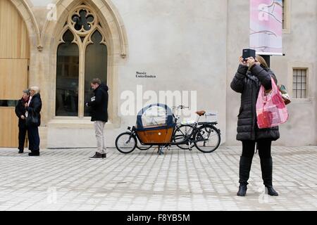 Colmar, Francia. Decimo Dec, 2015. I visitatori a piedi passato l'aera di ingresso del Museo Unterlinden a Colmar, Francia, 10 dicembre 2015. Museo Unterlinden è stata chiusa dal 2012 per un esteso lavoro di rinnovo. Foto: Mathieu Cugnot/dpa/Alamy Live News Foto Stock