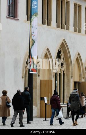 Colmar, Francia. Decimo Dec, 2015. I visitatori a piedi passato l'aera di ingresso del Museo Unterlinden a Colmar, Francia, 10 dicembre 2015. Museo Unterlinden è stata chiusa dal 2012 per un esteso lavoro di rinnovo. Foto: Mathieu Cugnot/dpa/Alamy Live News Foto Stock