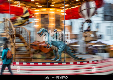 Mercatino di Natale a Bruxelles, Belgio, vecchio stile giostra, Foto Stock