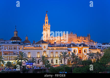 Cattedrale e arena dei tori Maestranza. Siviglia, in Andalusia, Spagna. Foto Stock