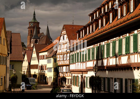 Paesaggio con la chiesa di San Pietro e Paolo a Weil der Stadt, Boeblingen, Baden-Wuerttemberg, Germania Foto Stock