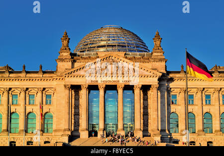 Germania Berlino: facciata principale della casa tedesca del Parlamento 'Reichstag' Foto Stock
