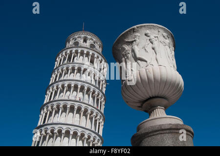 L'Italia, Toscana - Pisa - Piazza dei Miracoli e la Torre Pendente e la statua Foto Stock