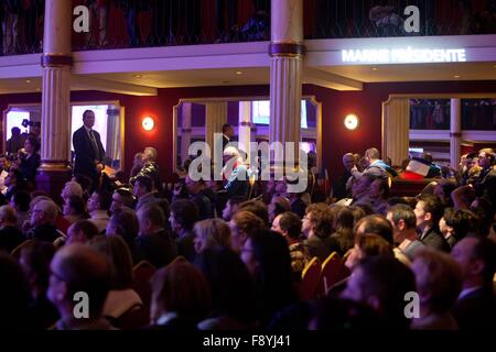 Parigi, Francia. 10 dicembre, 2015. Marine Le Pen, FN, incontro politico, Parigi, Francia, ala destra. Credito: Ania Freindorf/Alamy Live News Foto Stock