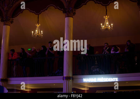 Parigi, Francia. 10 dicembre, 2015. Marine Le Pen, FN, incontro politico, Parigi, Francia, ala destra. Credito: Ania Freindorf/Alamy Live News Foto Stock