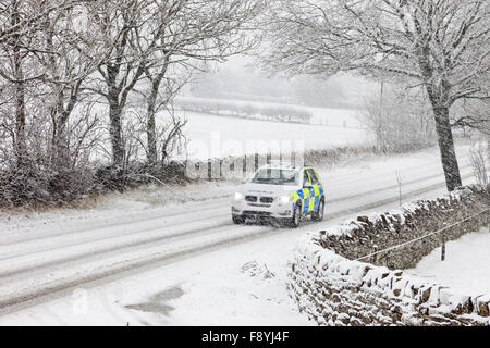 B6278, Barnard Castle, Teesdale, County Durham, 12 dicembre 2015. Regno Unito Meteo. Neve pesante colpisce molte strade nella Contea di Durham. Credito: David Forster/Alamy Live News Foto Stock