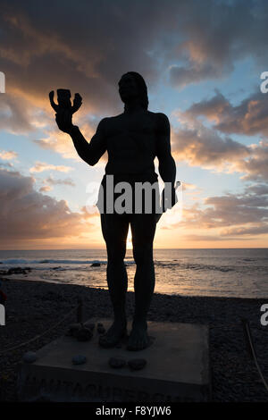 Hautacuperche, una statua di bronzo di La Gomera più famoso ha ribelli si fermò sulla spiaggia di Valle Gran Rey dal 2007. Foto Stock