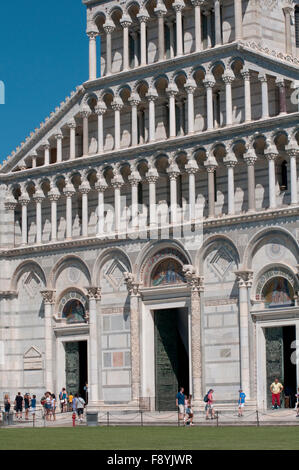 L'Italia, Toscana - Pisa - Piazza dei Miracoli, Cattedrale di facciata in dettaglio Foto Stock