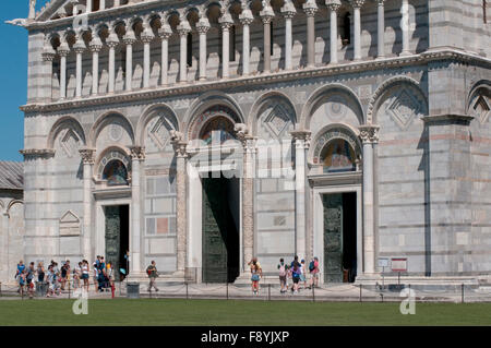 L'Italia, Toscana - Pisa - Piazza dei Miracoli, Cattedrale di facciata in dettaglio Foto Stock