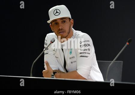 Stuttgart, Germania. 12 Dic, 2015. Formula Uno campione del mondo in carica Lewis Hamilton parla ai giornalisti durante le stelle & Auto conferenza stampa presso la Mercedes-Benz Arena a Stoccarda, Germania, 12 dicembre 2015. Foto: DENIZ CALAGAN/dpa/Alamy Live News Foto Stock